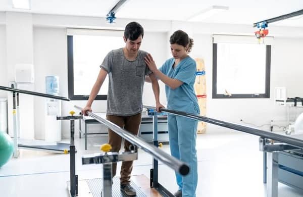 آموزش راه رفتن در فیزیوتراپی برای آسیب طناب نخاعی