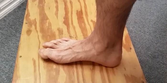 ورزش کشش انگشتان پا یکی از ورزشهای موثر برای درمان هالوکس ریجیدوس