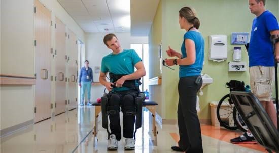 چگونه فیزیوتراپیست‌ها ب درمان آسیب طناب نخاعی کمک می‌کنند